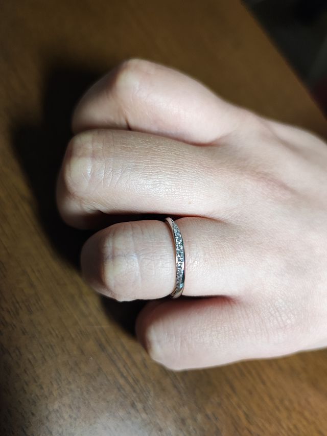 キラキラして光が当たると輝いてみえます！