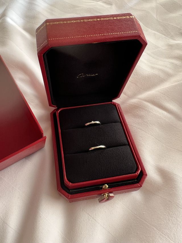 私はセンターにダイヤモンドが施されているデザインにしました。