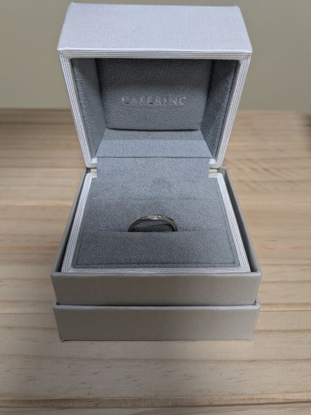 指が細く見える様にウェーブラインのデザインとなっています。