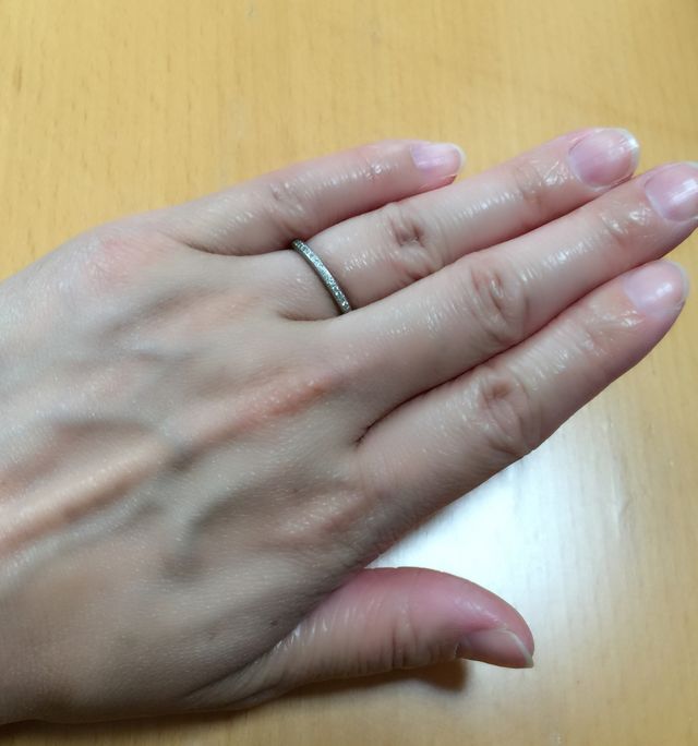 結婚指輪になります。半分だけダイヤがついているデザインです。