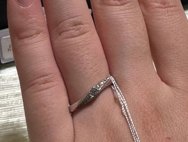 真ん中のダイヤが他店のデザインと比べて大きい