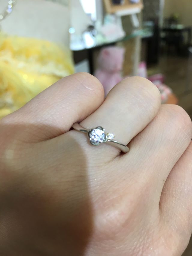 薔薇のイメージだそうです。脇のダイヤの所が金色で可愛かった