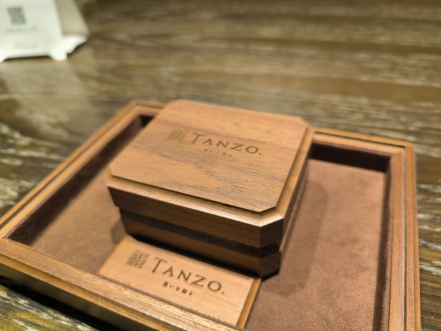 ケースはウォールナットで上面にTANZO.のロゴが彫刻。