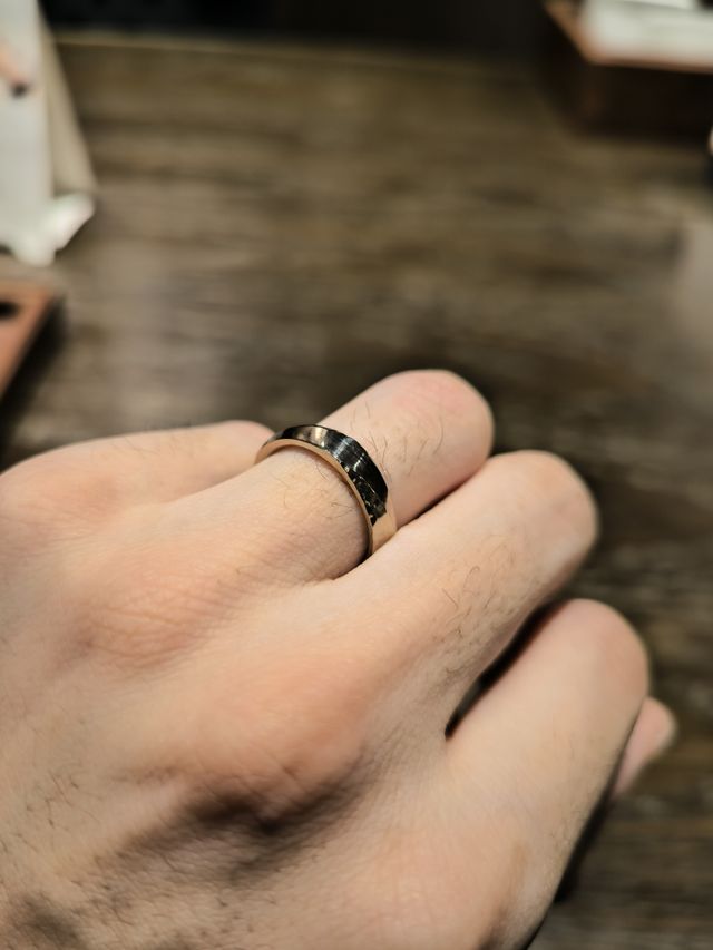 着用時。指輪を回すと鏡面と槌目がそれぞれ楽しめます。