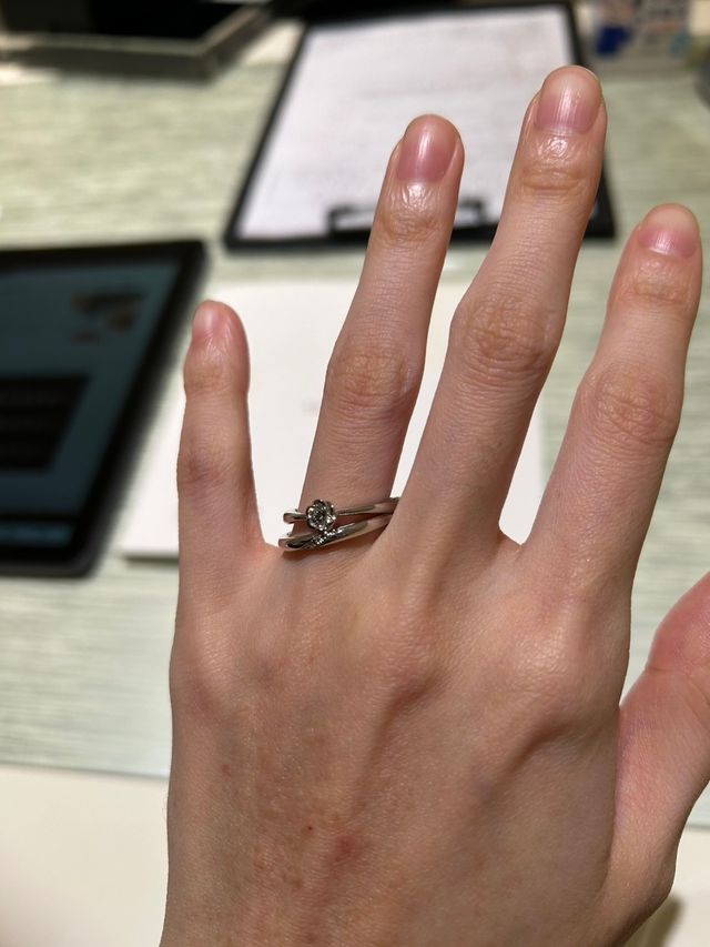 上の指輪が婚約指輪のフローラです。下は結婚指輪です。