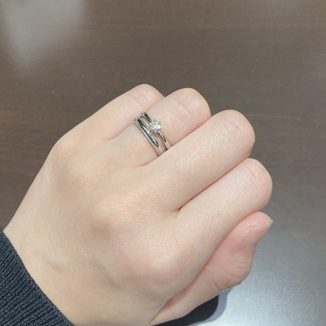 指輪受取時に重ね付けしました。