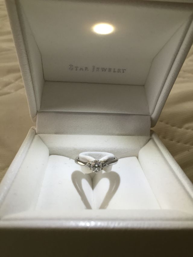 中央にメインのダイヤ、左右に小さなダイヤが入っています