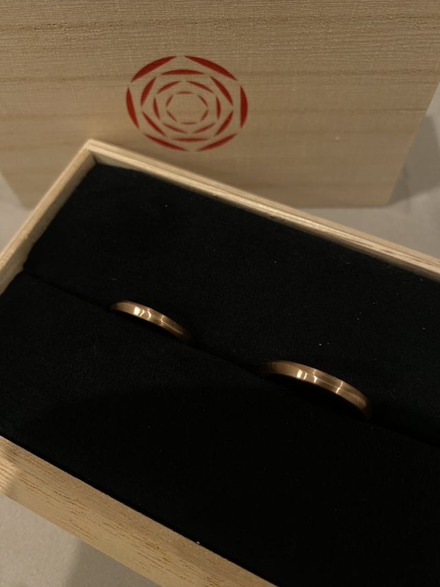 ピンクゴールドのヘアライン加工です