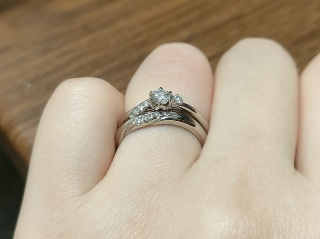 手前がイリュミティです。婚約指輪はブライトボヤージュです。