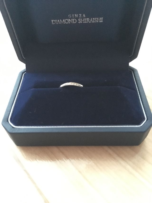 細かいダイヤが斜めに入った指輪です