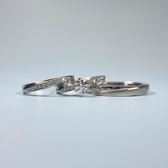 婚約指輪と結婚指輪の3点セットです。