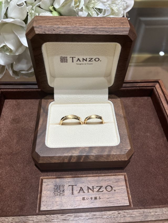 イエローゴールド/えぐり加工/粗めマット加工/ミル打ち加工