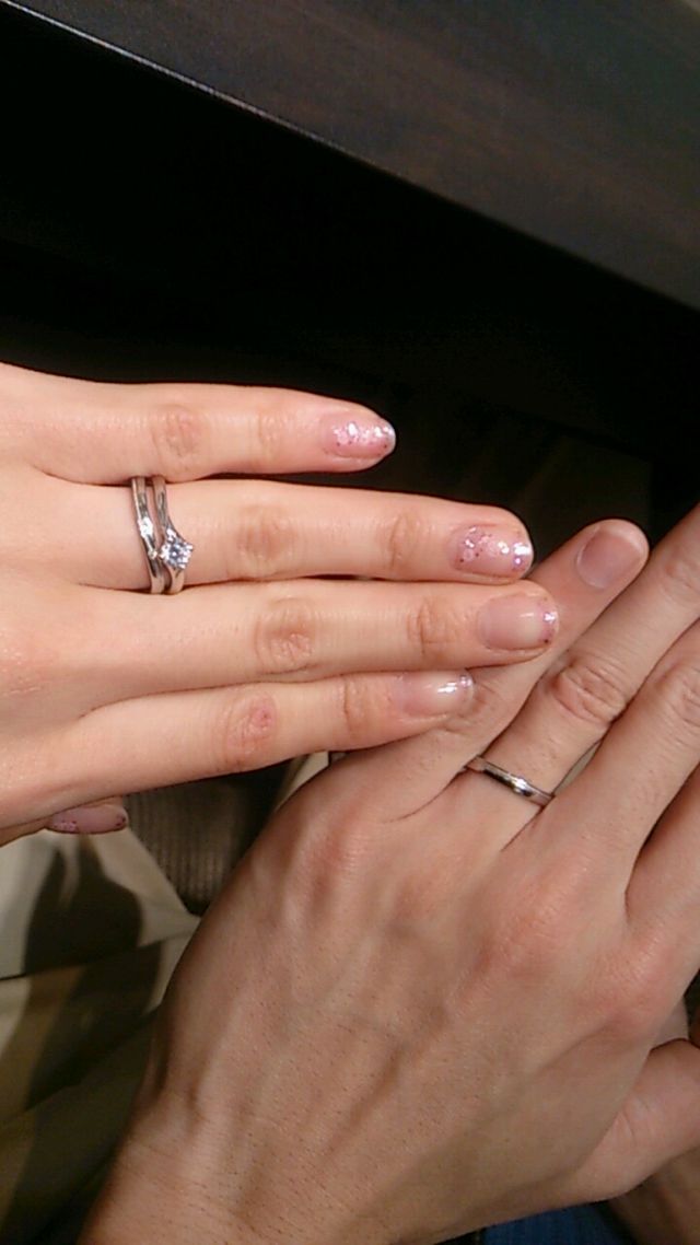 夫婦で結婚指輪を付けたところ