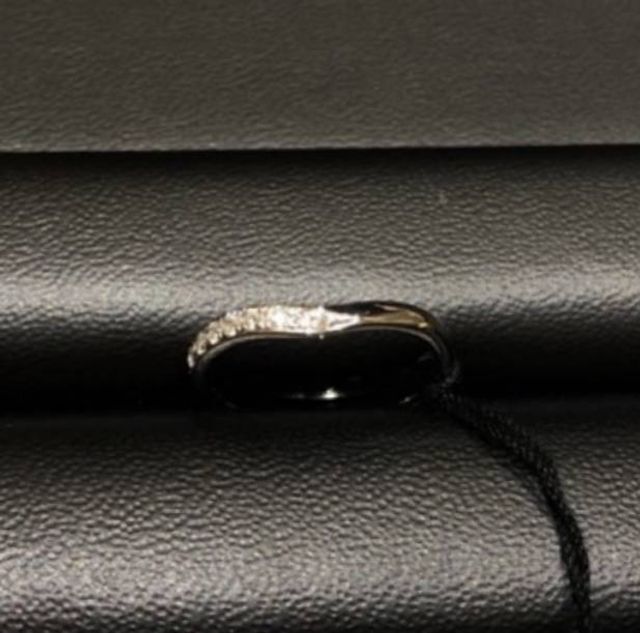 V字でダイヤがある可愛らしいデザイン