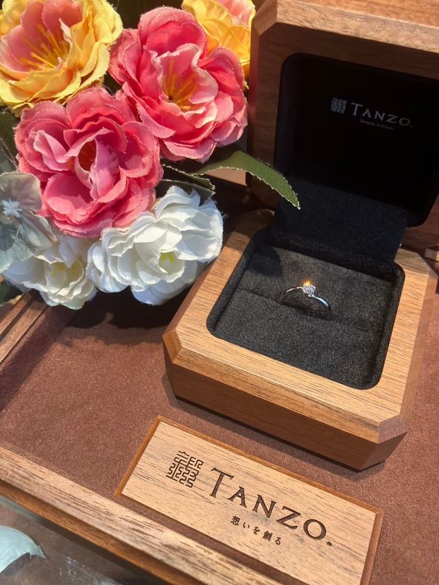 ダイヤモンドが光に当たると輝いてとても美しいです。