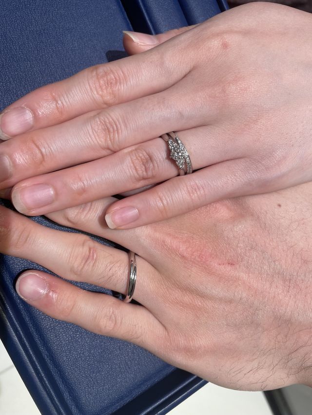 既にある婚約指輪と合わせて結婚指輪の試着をしました