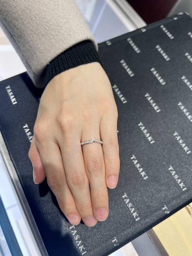 デザイン性があるハーフエタニティでした。