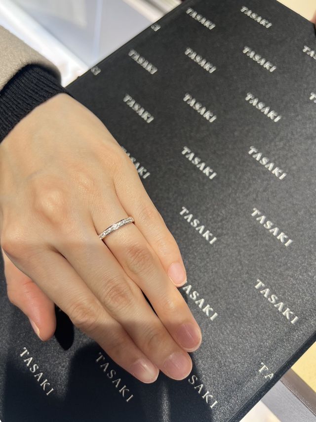 ハーフエタニティタイプの指輪です。