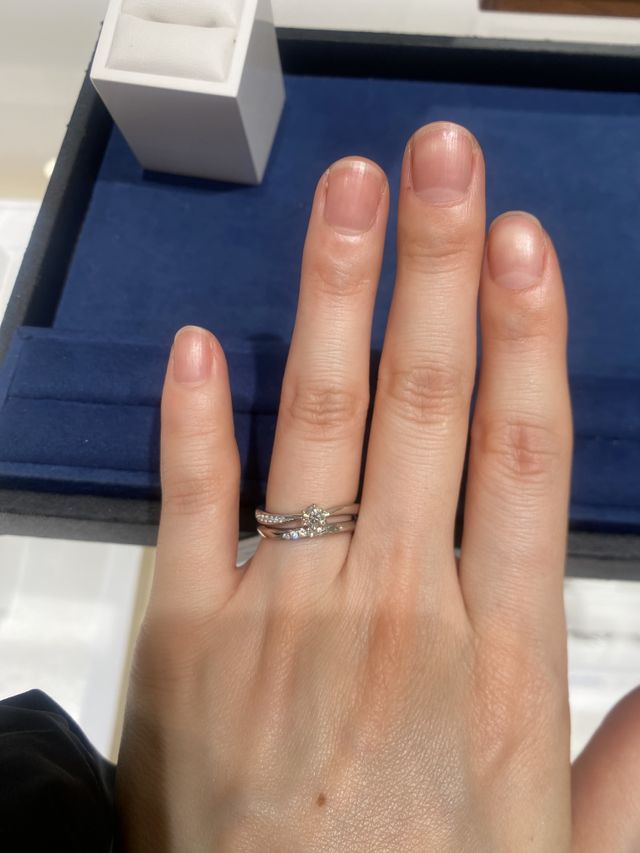 片方にだけダイヤが入っています。