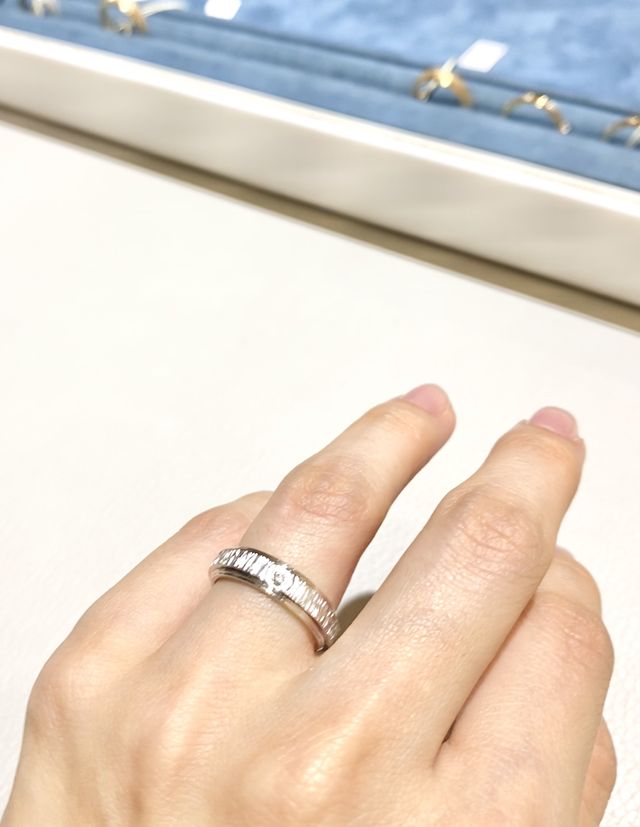 真ん中が回るタイプのマリッジリング