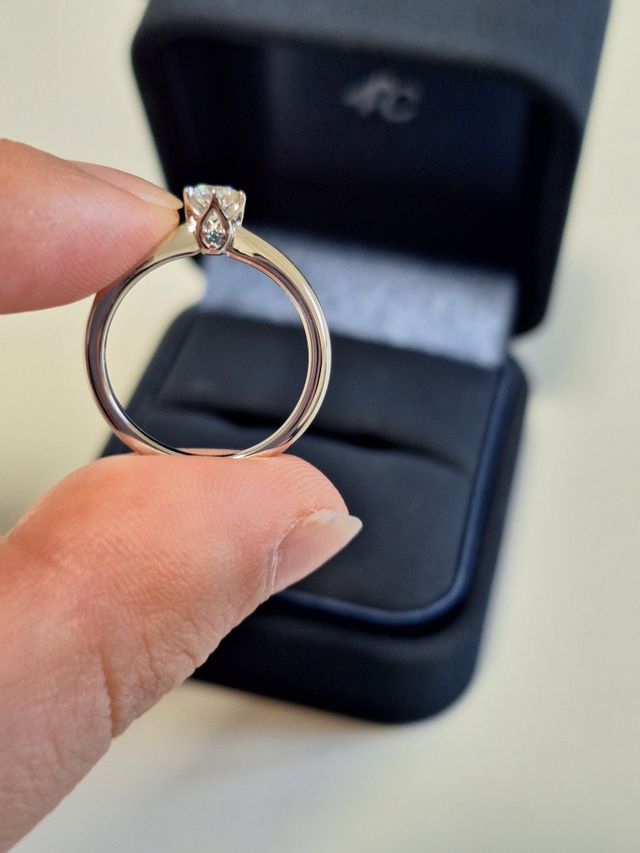 婚約指輪
サイドにブルーのメレダイヤ。