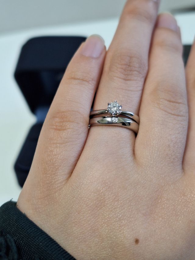 ダイヤは0.220ct。
結婚指輪の厚みは2.5mm。