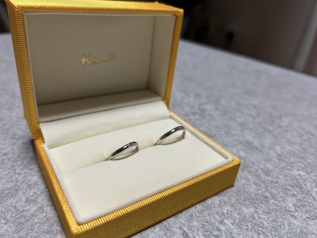 机の上に2人分の指輪が並んでいる