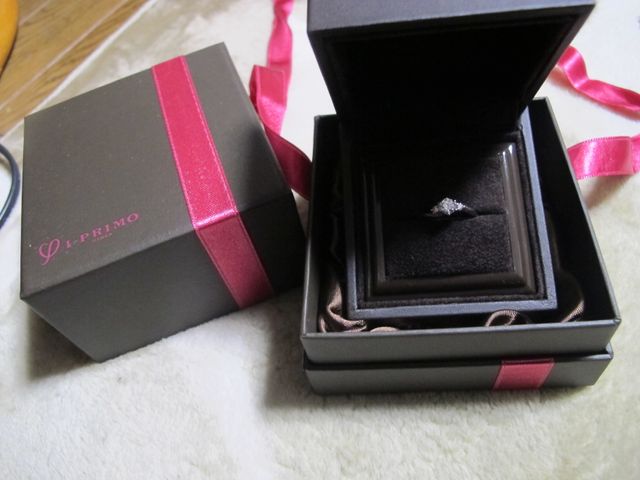 両サイドに付いているピンクダイヤモンドがポイントです。