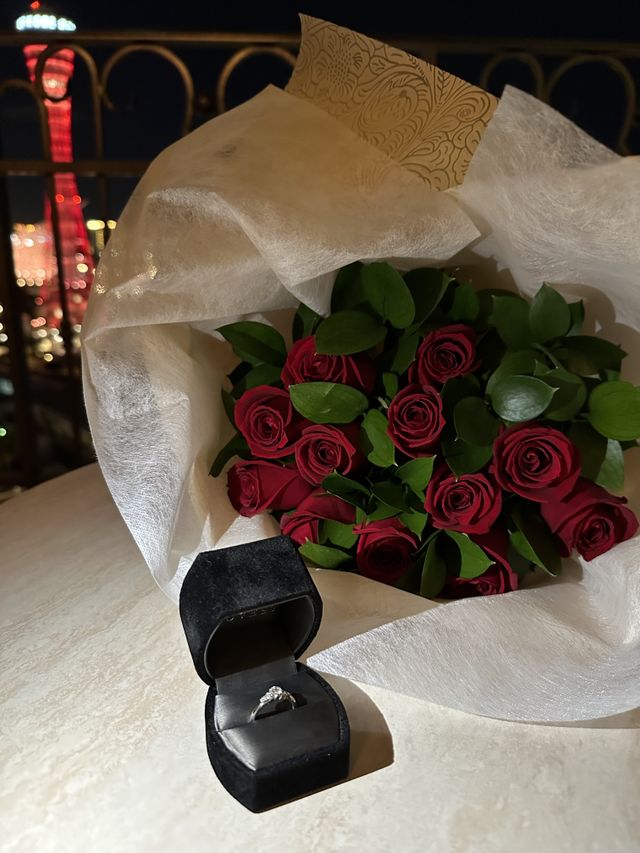 プロポーズ成功後薔薇の花束と婚約指輪。