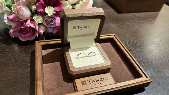 ウォールナッツの一枚板をくり抜いて作られた素敵なケース