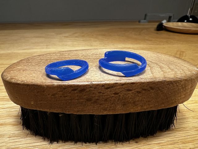 ロウを削ってデザインしました。