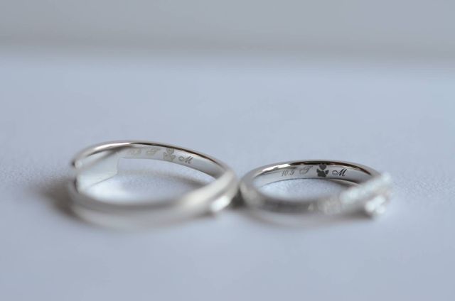 刻印は入籍日、犬の足跡、イニシャルにしました。