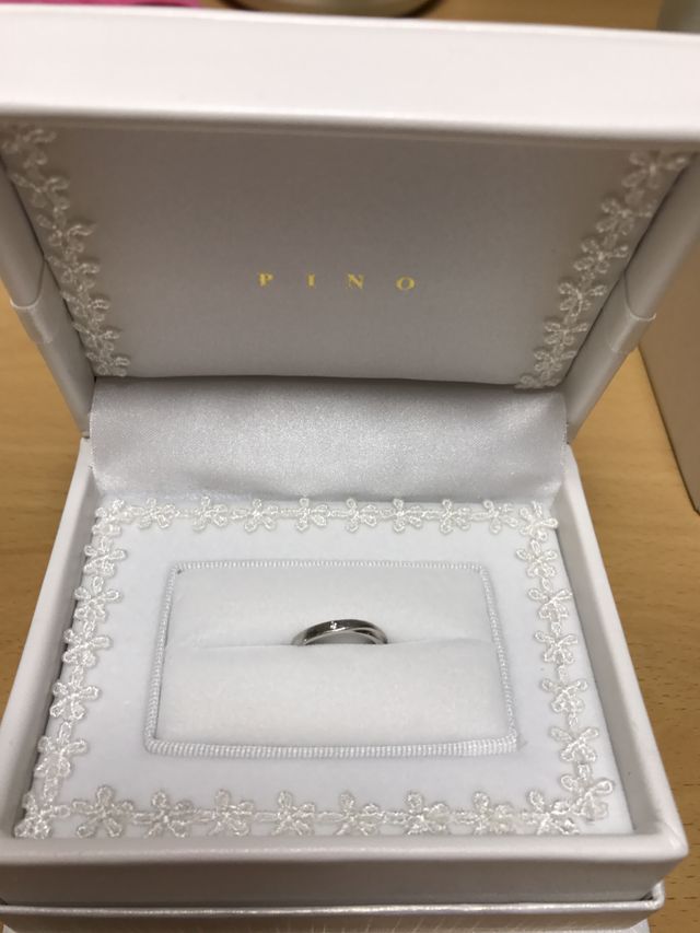 クロスのデザインで、ダイヤをはめています。