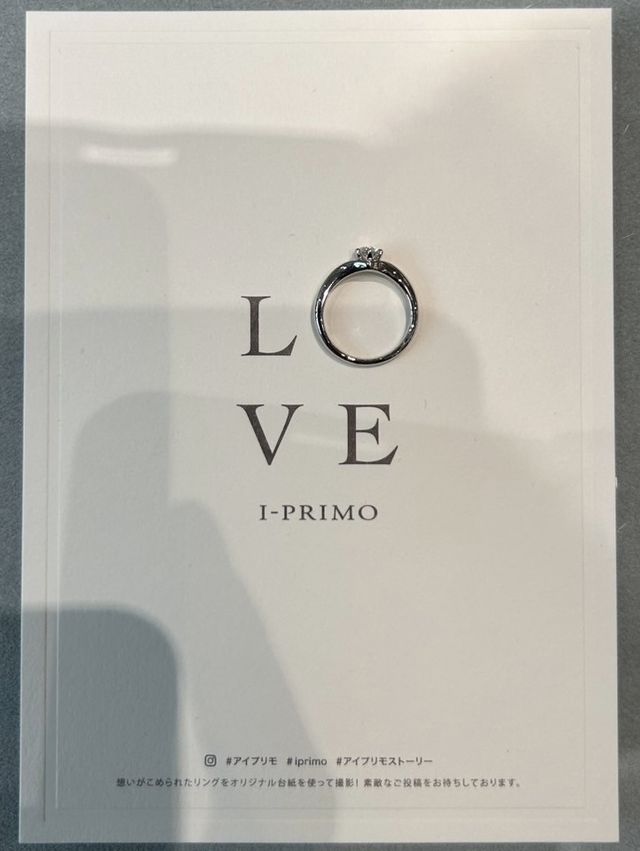 婚約指輪を購入して、そのブランドの台紙の上で撮影しました。