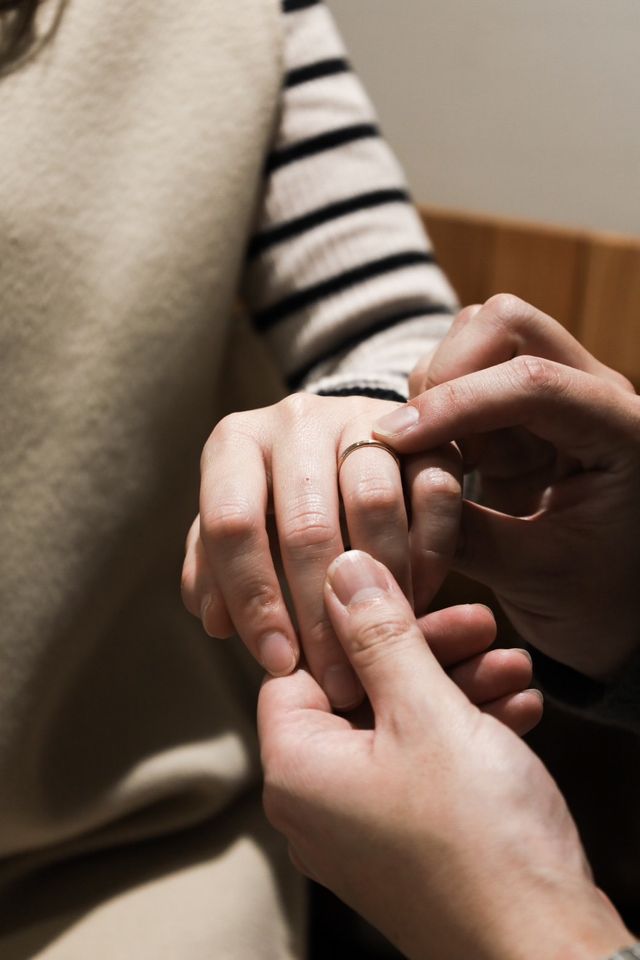 指輪をはめてくれている所