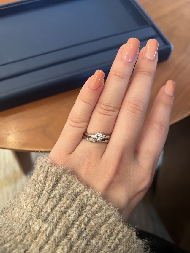 ※婚約指輪は違うブランドのものです。