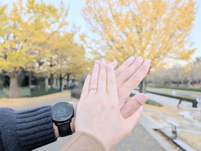 きれいな紅葉と婚約指輪の一枚です。