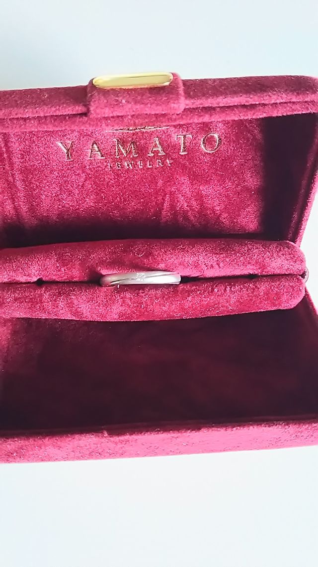 女性用はダイヤが一粒付いています。