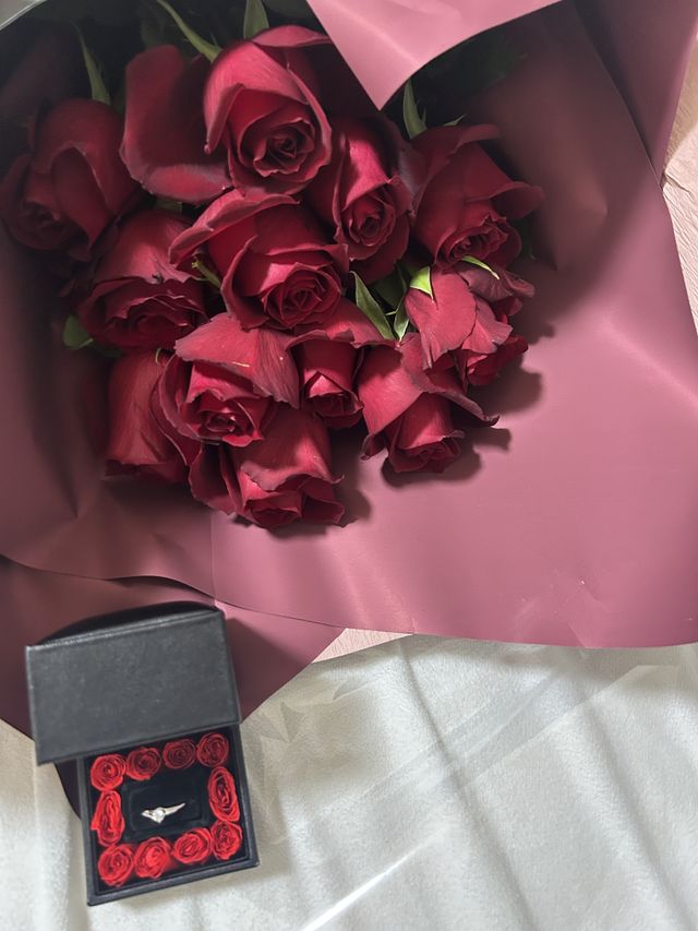 結婚指輪と花束