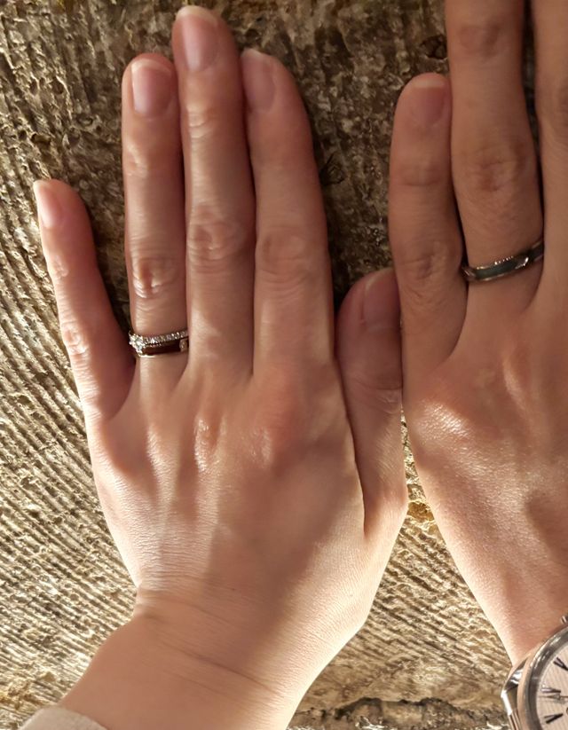 婚約指輪とセットで着用してもらいました。