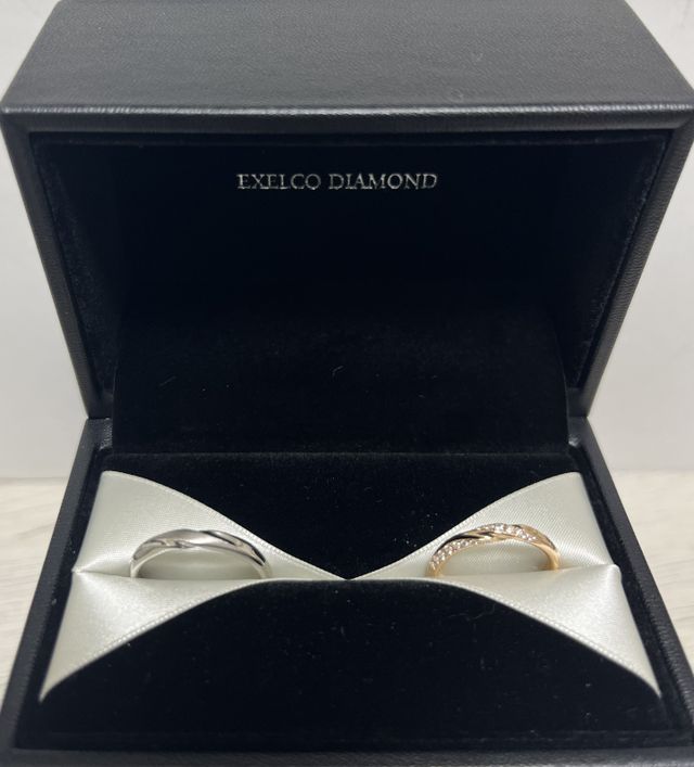 少々分かり辛いですが、左はプラチナ、右はピンクゴールドです。