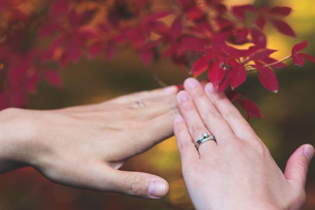 紅葉と一緒に指輪を撮影しました。