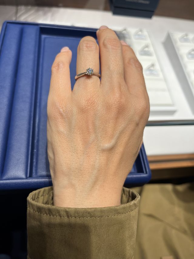 婚約指輪を受け取りに行った際の写真です。
