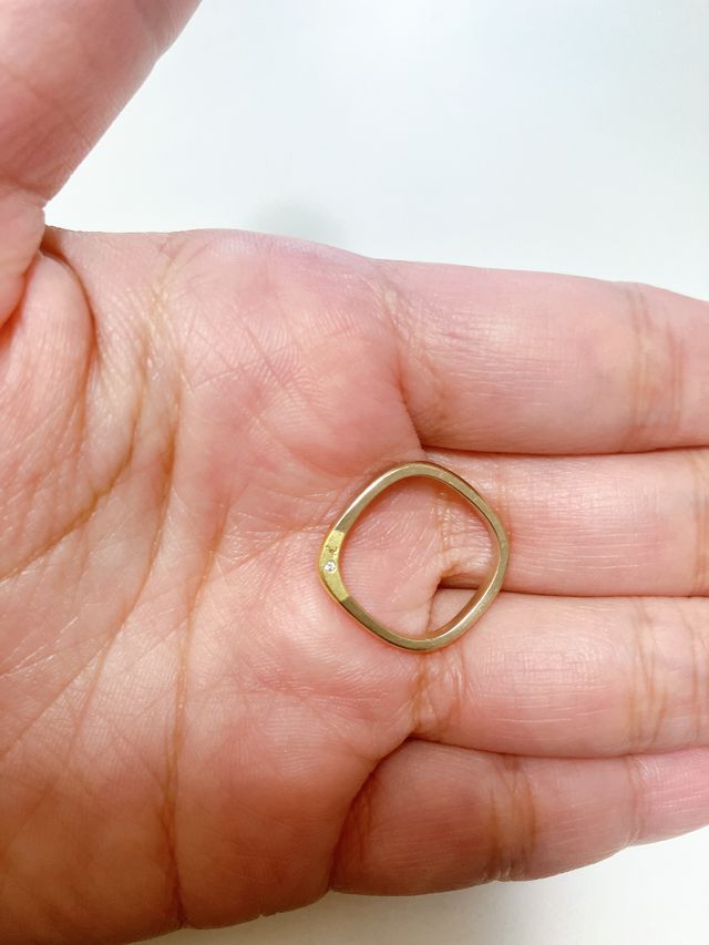 写真は新婦用で、シャンパンゴールドとグリーンゴールドです。