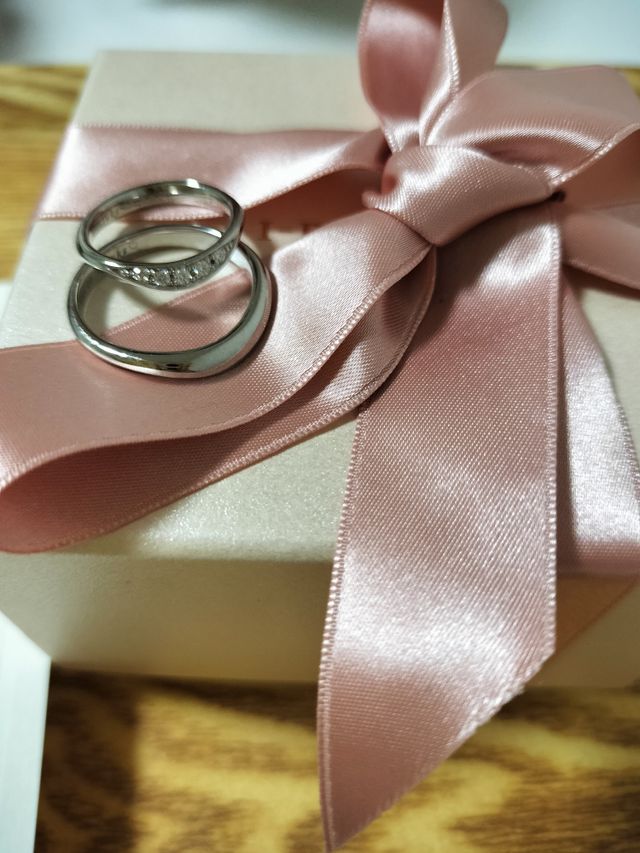 単独でつけても綺麗だし婚約指輪と重ね付けできる綺麗な指輪