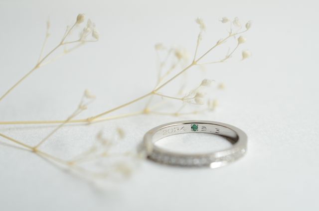 婚約指輪でハーフエタニティです。誕生石をいれてあります。