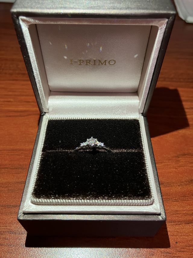 中央のダイヤと両隣のダイヤが合わさってめちゃくちゃ輝いて綺麗