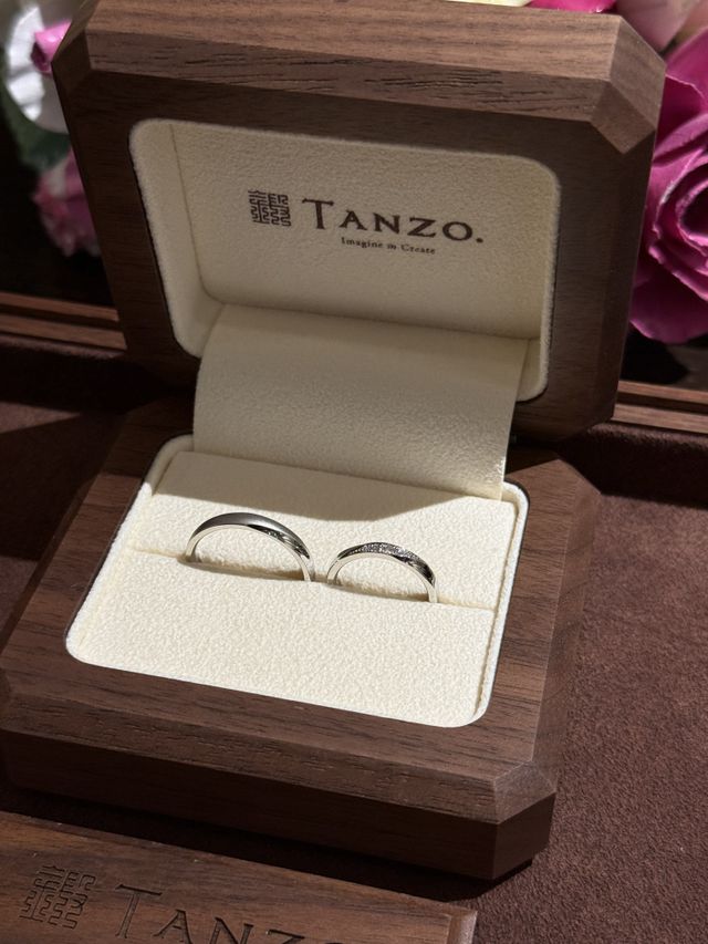 両者ともにえぐり加工を施しペア感を演出しました。