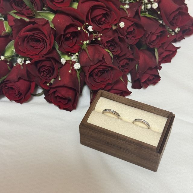 結婚指輪とプロポーズのお花です。