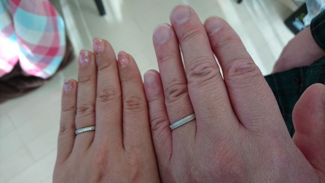 指輪を購入した日に、お揃いで撮りました。